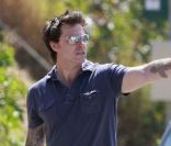 Dean McDermott promène Hank, le porcelet adopté par sa famille, lundi 30 mai 2011 à Los Angeles.