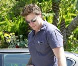 Dean McDermott promène Hank, le porcelet adopté par sa famille, lundi 30 mai 2011 à Los Angeles.