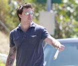 Dean McDermott promène Hank, le porcelet adopté par sa famille, lundi 30 mai 2011 à Los Angeles.
