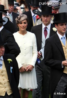 Le prince William et sa femme Catherine, duchesse de Cambridge (photo : au derby d'Epsom, le 4 juin 2011), emménageront temporairement au palais de Kensington lors du second semestre 2011.