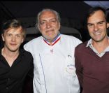 Alex Lutz et Sébastien Thierry entourent Joel Mauvigney lors de la soirée La Charcuterie fait son cirque au Cirque Diana Moreno à Paris dans le cadre de la semaine de la charcuterie artisanale du 4 au 12 juin 2011