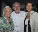 Bernadette Lafont, Joel Mauvigney et Corinne Touzet lors de la soirée La Charcuterie fait son cirque au Cirque Diana Moreno à Paris dans le cadre de la semaine de la charcuterie artisanale du 4 au 12 juin 2011