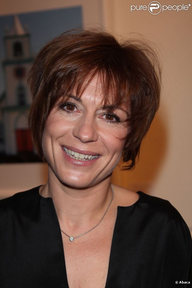Jasmine Roy, en octobre 2009, lors de la réception de ses insignes de Chevalier des Arts et des Lettres par Luc Plamondon. 