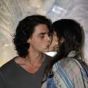 Astrid Berges-Frisbey offre un baiser à son amoureux, un acteur sulfureux !