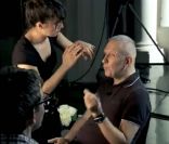 Les 5 premières minutes de <em>Gaga by Gaultier</em> diffusé jeudi 9 juin 2011 à 20h40 sur TF6. Le couturier se prépare à recevoir la star.<br />