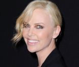 Charlize Theron est rayonnante pour la soirée Dior organisée en son honneur le 8 juin à New York. <br />