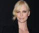 Charlize Theron était absolument ravissante dans une petite robe style année 20 avec une vest noire lors de la soirée Dior organisée à New York le 8 juin. 