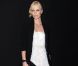 Charlize Theron est au top dans sa robe style année 20 sublimée par un des accessoires noirs ! Une reine du style ! New York, 8 juin 2011 