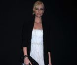 Charlize Theron est radieuse à la soirée Dior organisée en l\'honneur et pour le lancement de la montre Dior VIII. New York, 8 juin 2011