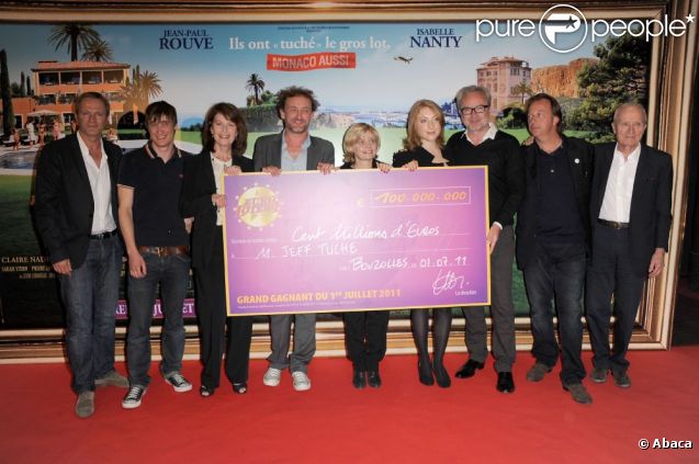 L'équipe du film les Tuche le 9 juin 2011 au Cinéma Marignan, sur les Champs Elysées, à Paris, pour l'avant-première du film. 