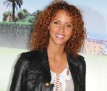 La souriante Noémie Lenoir le 9 juin 2011 au Cinéma Marignan, sur les Champs Elysées, à Paris, pour l\'avant-première des Tuche