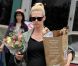 January Jones, enceinte, revient les bras chargés, le 9 juin 2011 à Los Angeles
