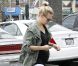 January Jones, enceinte, revient les bras chargés, le 9 juin 2011 à Los Angeles