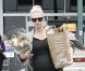 January Jones, enceinte, revient les bras chargés, le 9 juin 2011 à Los Angeles