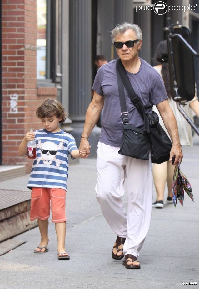 Harvey Keitel et son fils cadet Roman se baladent dans les rues de Soho, New York, le 9 juin 2011 