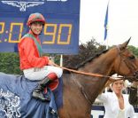 Aishwarya Rai a remis une récompense au vainqueur du Prix de Diane, Maxime Guyon, le 12 juin 2011 à l'hippodrome de Chantilly