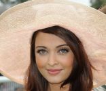 Aishwarya Rai s'est métamorphosée en mondaine de charme pour le Prix de Diane organisé à l'hippodrome de Chantilly, le 12 juin 2011