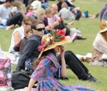 En marge de la course hippique du Prix de Diane, un véritable concours de chapeaux s'est organisé ! Ces mesdames ont rivalisé d'originalité le 12 juin 2011 à l'hippodrome de Chantilly.