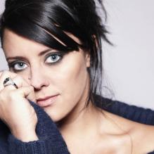 Aurélie Cabrel, fille de Francis Cabrel, présentera en octobre 2011 son premier album, <em>Oserais-je ?</em>, et dévoilera à cette occasion son univers, éloigné de celui de son père.