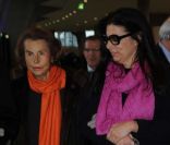 Liliane Bettencourt et sa fille Françoise Bettencourt-Meyers, à Paris, le 3 mars 2011.