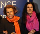 Liliane Bettencourt et sa fille Françoise Bettencourt-Meyers, à Paris, le 3 mars 2011.