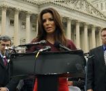 Eva Longoria devant le Capitole aux Etats-Unis