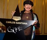Carlos Santana ose le T-Shirt transparent... ¡ Ay, caramba !