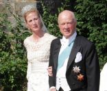 Moment solennel : le prince Richard de Sayn-Wittgentein-Berleburg mène sa fille la princesse Nathalie à l'autel, le 18 juin 2011. 