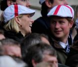 Très proche de son cousin Harry, Zara Phillips (photo : ensemble le 26 février 2011 à Twickenham pour encourager le XV de la Rose) ne veut pas voir sa girlfriend épisodique Chelsy Davy à son mariage avec Mike Tindall, le 30 juillet 2011 à Edimbourg. 