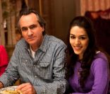 Philippe Lavil et Sofia Essaïdi sur le tournage d\'<em>Aïcha, la grande débrouille</em>, de Yamina Benguigui, 2011.