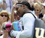 Pour son entrée en lice à Wimbledon le 21 juin 2011, Serena Williams, tenante du titre qui n'a quasiment pas joué depuis son sacre de 2010, est difficilement venue à bout d'Aravane Rezaï et a craqué, sous le poids de l'émotion...