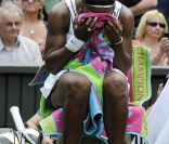 Pour son entrée en lice à Wimbledon le 21 juin 2011, Serena Williams, tenante du titre qui n'a quasiment pas joué depuis son sacre de 2010, est difficilement venue à bout d'Aravane Rezaï et a craqué, sous le poids de l'émotion...