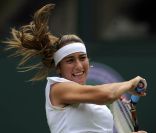 Pour son entrée en lice à Wimbledon le 21 juin 2011, Serena Williams, tenante du titre qui n'a quasiment pas joué depuis son sacre de 2010, est difficilement venue à bout d'Aravane Rezaï et a craqué, sous le poids de l'émotion...