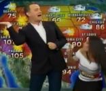Tom Hanks déchaîné lors de la météo dans l'émission  Despierta America  sur la chaîne Univison, le 21 juin 2011.