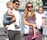 Tobey Maguire, Jennifer Meyer, et leur enfants à Los Angeles, le 26 septembre 2010.
