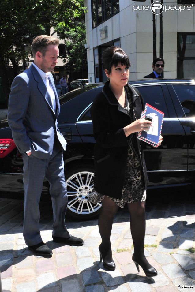 Lily Allen et son mari Sam Cooper ont profité de leur passage à Paris pour assister au défilé Vuitton Hommes. Le 23 juin 2011 