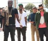 Kanye West entouré de quelques amis à la sortie du défilé Louis Vuitton à Paris le 23 juin 2011 