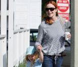 Marcia Cross accompagnée d'Eden, toute de bleu vêtue en plein shopping à Brentwood, Los Angeles, le 23 juin 2011.