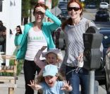 Marcia Cross accompagnée de ses jumelles Eden et Savannah, âgées de 4 ans, en plein shopping à Brentwood, Los Angeles, le 23 juin 2011.