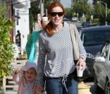 Marcia Cross accompagnée et sa petite Savannah, très féminine, en plein shopping à Brentwood, Los Angeles, le 23 juin 2011.