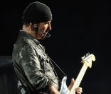The Edge et le groupe U2 lors du Festival de Glastonbury, en Angleterre, le 24 juin 2011.