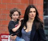 RAchel Waisz et son fils Henry à New York en mai 2010<br />
