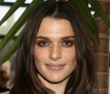 Rachel Weisz pose lors d\'une soirée caritative à New York en mai 2010<br />