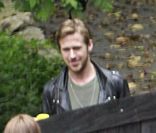 Ryan Golsing quitte sa maison pour se rendre à l'aéroport de Los Angeles avec son assistante qui portent ses costumes, le 17 juin 2011.