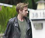 Ryan Golsing quitte sa maison pour se rendre à l'aéroport de Los Angeles avec son assistante le 17 juin 2011. Il n'a pas grand chose à faire puisque son assistante est là.  