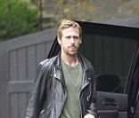 Ryan Golsing, très décontracté, quitte sa maison pour se rendre à l'aéroport de Los Angeles avec son assistante le 17 juin 2011.