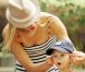Karolina Kurkova et son fils Tobin dans un parc de New York le 26 juin 2011