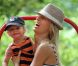 Karolina Kurkova et son fils Tobin dans un parc de New York le 26 juin 2011
