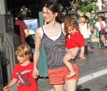 Emily Mortimer nous présente enfin la bouille de sa craquante May Rose. Los Angeles, 27 juin 2011