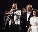 Arcade Fire récompensé du titre de meilleur album de l\'année, pour The Suburbs, lors des Brit Awards 2011 à Londres le 15 février 2011